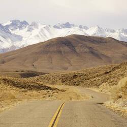 Wenn jemand möchte kann man in den Bergen im Winter Ski fahren.