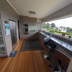 Full kitchen we have use of the refrigerator, microwave, tea and coffee and breakfast is provided