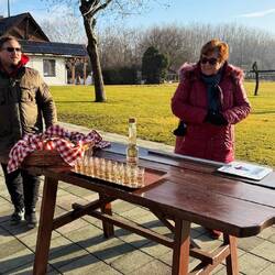 Schnaps mit frisch gebackenen Pogatscha