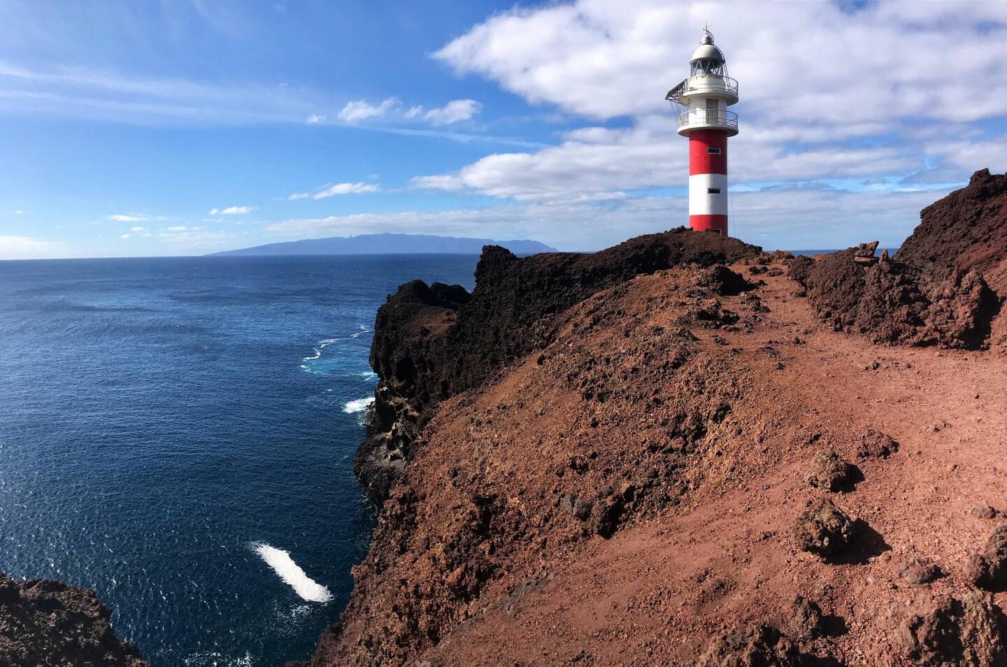 Der Leuchtturm und in der Ferne La Gomera.