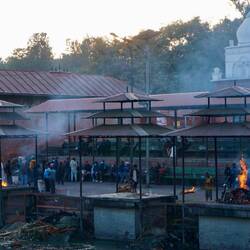 Die Asche wird anschließend in den Fluss gegeben