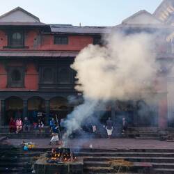 Einäscherung am Pashupatinath Tempel