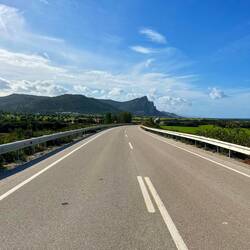 Schnell tauchen die ersten Hügel und Berge auf, sodass..