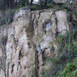 Höhlenkeller und -wohnungen?