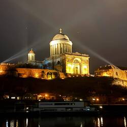 Die grösste Kirche Ungarns bei Nacht in Esztergom