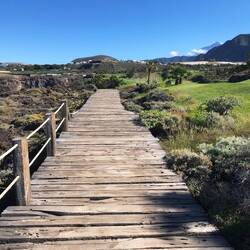 Bequemer Wanderweg entlang des Golfplatzes.