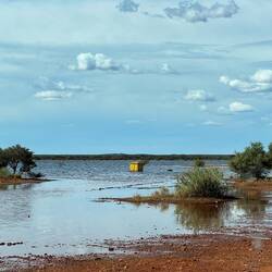 Hier wollten wir eigentlich Campen. Der Müllcontainer steht im Wasser