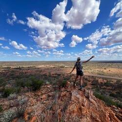 Ein Hügel am Highway