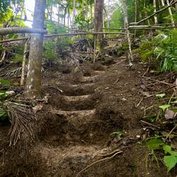 Stijle beklimming naar de waterval toe