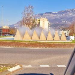 Der dampfende Brunnen bei Chambery im Kreisel