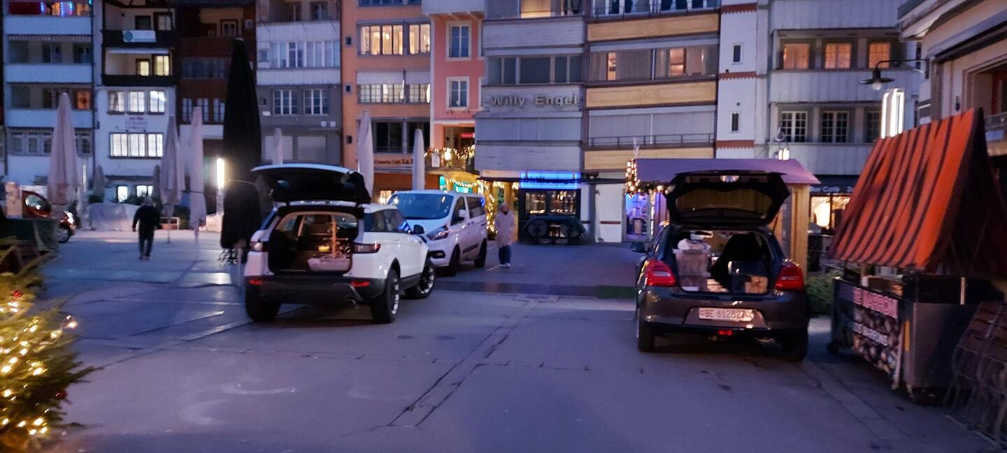 Früh morgens beim Ausladen der tausend Sachen.