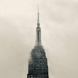 Unscheinbar in der Wolkendecke - Empire State Building