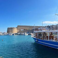 700 m darunter findet sich die als Touristenhochburg geltende..