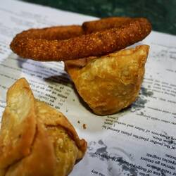 Samosa (vegetarisch gefüllt) und Selroti (süßer frittierte Reisring)