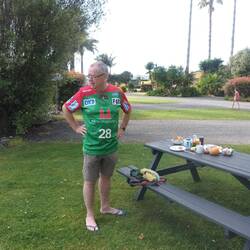 Das Frühstück muss bewacht werden. gegen zahlreiche und freche Vögel.