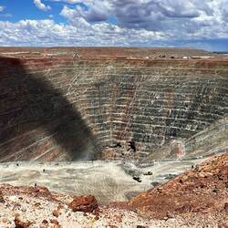 Die offene Mine. Unten, ganz klein sind Fahrzeuge zu erkennen