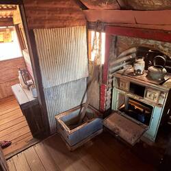 in einer der Hütten