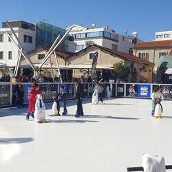 Schlittschuhparty auf der (Plastik) Eisbahn