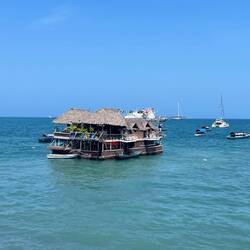 Ein schwimmendes Restaurant am Hafen