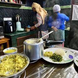 Dal Bath und köstlicher Salat