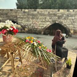 Strassenszene, hinten Überrest römisches Viadukt