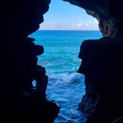Meerseitiger Eingang der Herkules-Grotte, der wegen seiner Form, auch "Karte Afrika" genannt wird.
