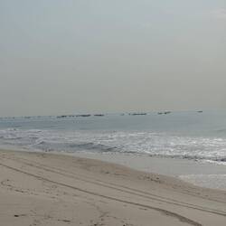 Ein schöner Strand mit Blick auf die fischenden Pirogen