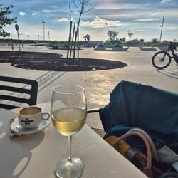 Wein und Kaffee mit Meerblick in der Sonne