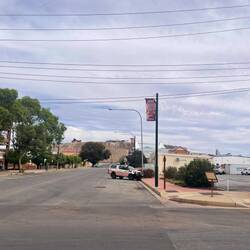 Im Hintergrund die Hügel der Minen