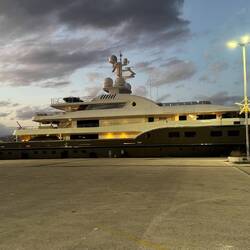 Kleine Yacht am Hafen