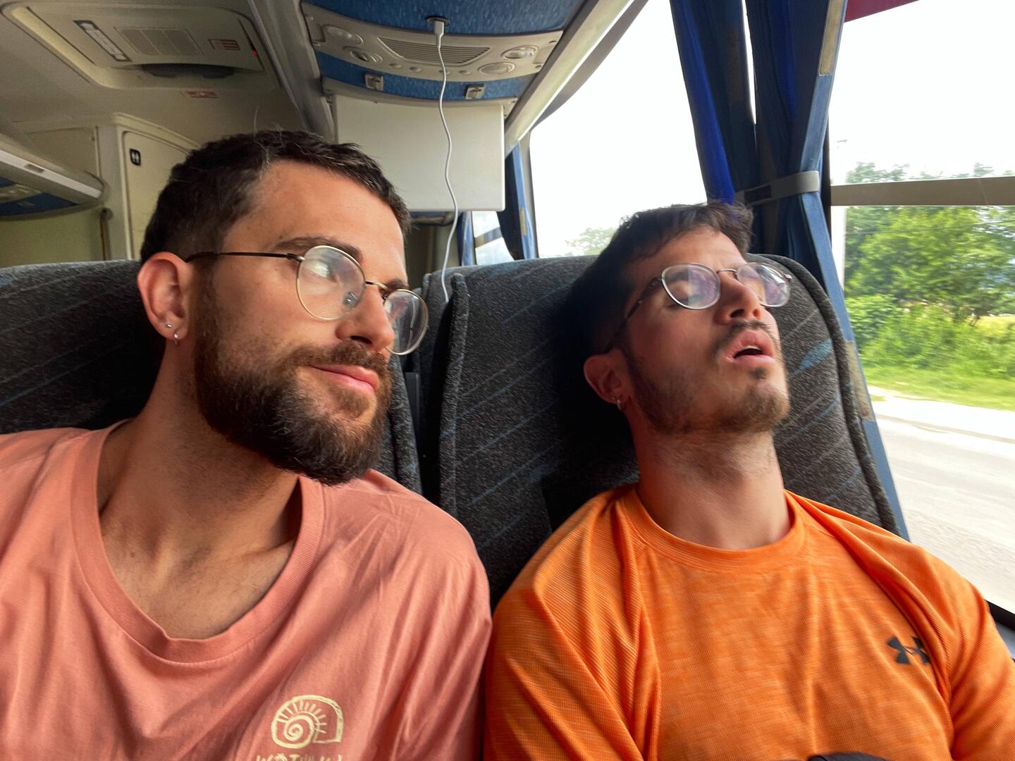 La cara B del viaje, horas de bus para escuchar podcast, leer, ver netflix... y siestear