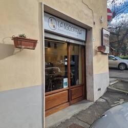 Energie- und Motivationssuche in einer süßen Bäckerei