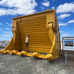 Lara in der Laderschaufel