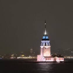 Maiden Tower bei Nacht