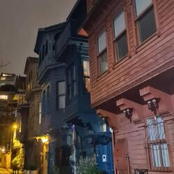 bunte Häuser in Kuzgunçuk bei Nacht