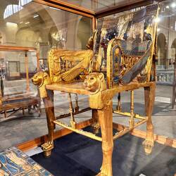 Thron von Tut mit Fussstütze