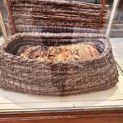 Kindermumie im Weidenkorb