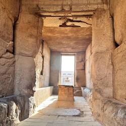 Altar - in der Christenzeit wurde die Tür hinten gemacht und Tempelteile als Kirche verwendet