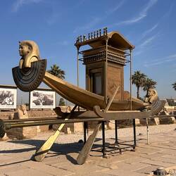 Nachgebaute Sonnenbarken-Sänfte in der Alle der Spinxes