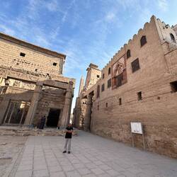 Führer Hamdi, rechts wurde in den Tempel eine Moschee eingebaut, auch Grab eines Heiligen
