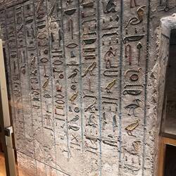 Ramses II Hieroglyphentafel im Grabzugang