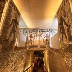 Ramses II rechts oben Restaurierung aktuell, kein Grabkammerzugang