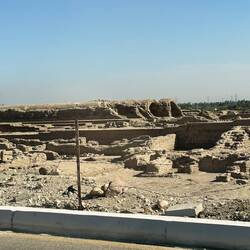 Die langen Röhren hinten sind Kornspeicher aus alten Zeiten