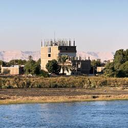 Ackerland nicht hoch über Nil-Niveau vor Haus im Bau
