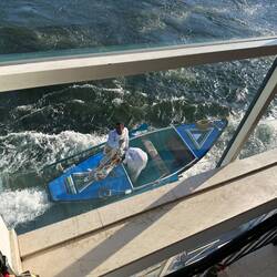 Fliegende Verkäufer im Boot