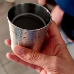 Iso-Getränk im Zinnbecher