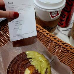 Kleine Stärkung zwischendurch mit neuem Namen, einem Pistazien Gebäck und meinem ersten London Fog