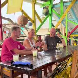 den berühmten Pinacolada kosten im "Robert Righteous and de Youths" vor dem Sturm