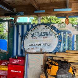 das alte Schild wird bald wieder über dem Eingang hängen...