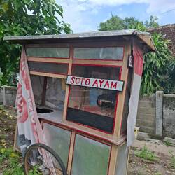 Huhn sitzt schon bereit für die Suppe im Essenswagen 🙈